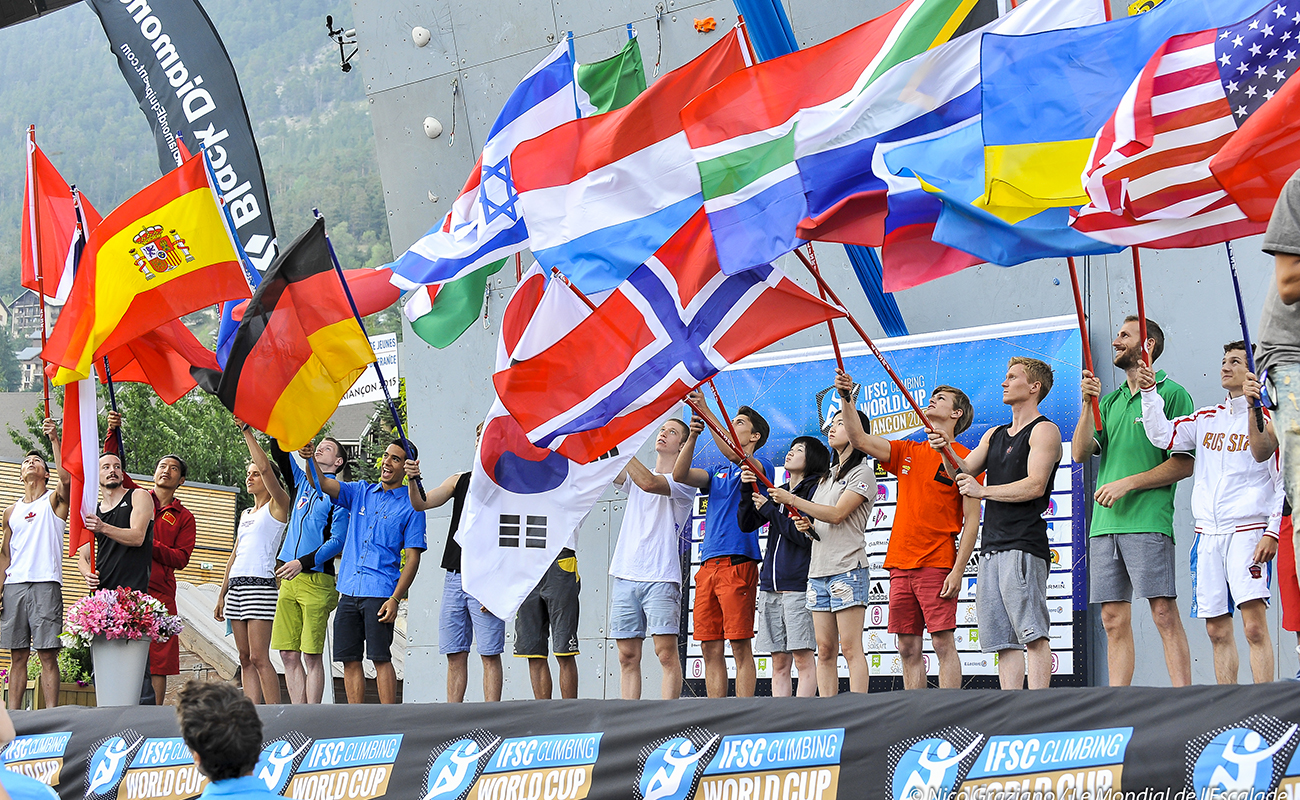 Présentation des délégations de grimpeurs de la coupe du monde IFSC de difficulté à Briançon