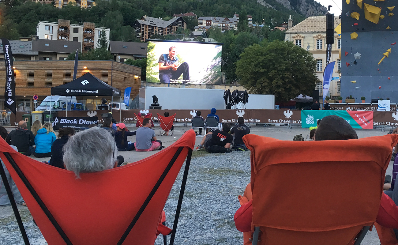 Projection de film de montagne en plein air pendant le Mondial de l'Escalade de Briançon