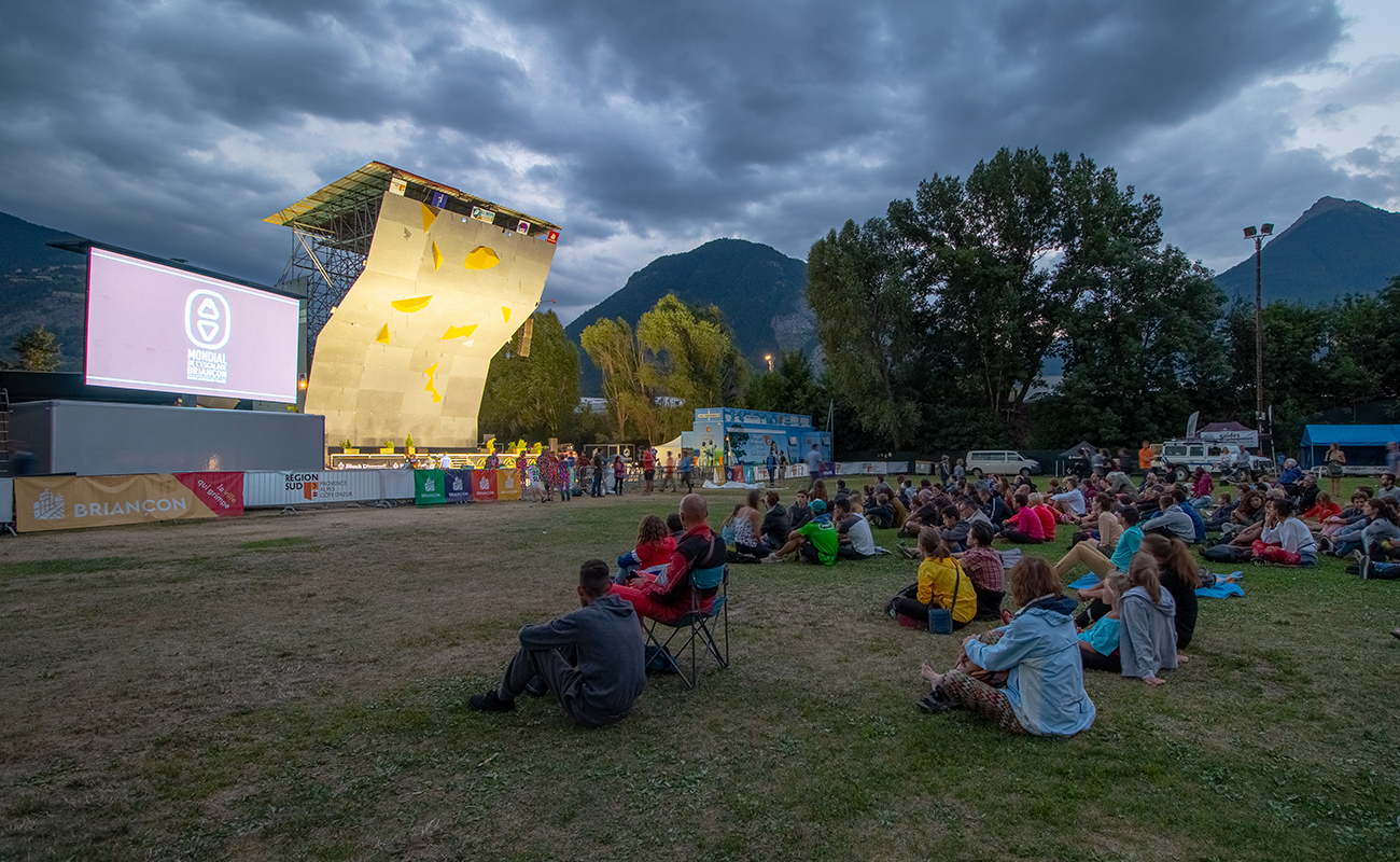 Projection de film de montagne en plein air pendant le Mondial de l'Escalade de Briançon