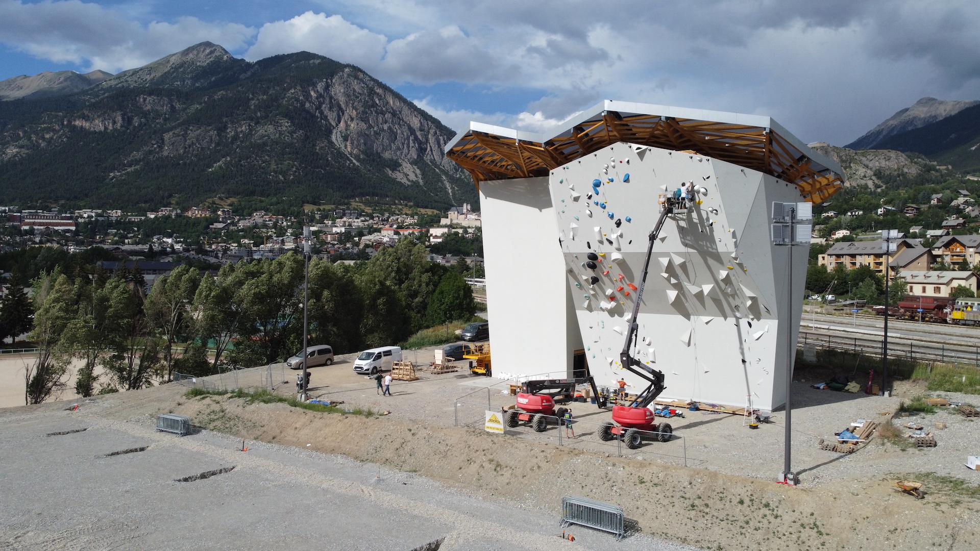 Hautes-Alpes : avec son mur d'escalade, Briançon peut désormais faire  rougir Pékin