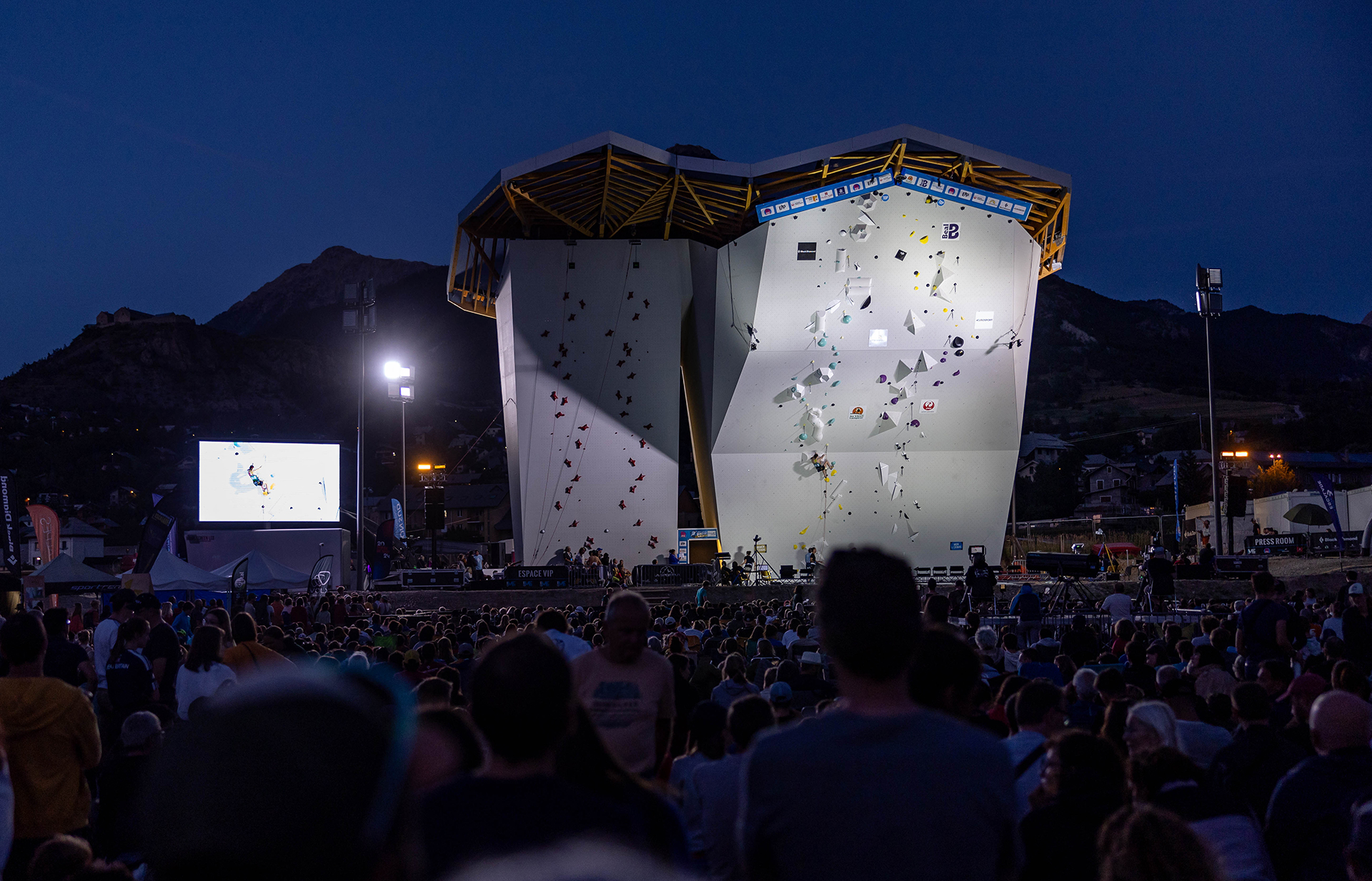 Escalade. Le nouveau mur du Mondial à Briançon dévoilé après 2 ans de  travaux