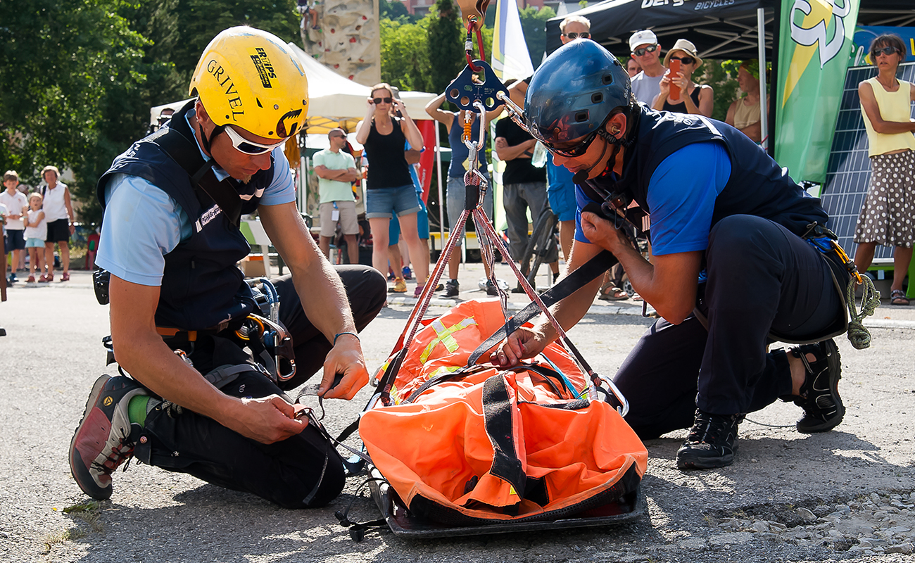 Spectacle hélicoptère des guides, accompagnateurs et secours en montagne de Briançon